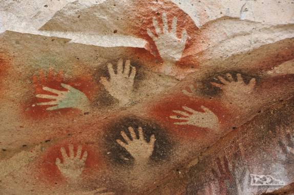 Mãos esquerdas (a grande maioria) e direitas pintadas em um dos tetos da Cueva de Las Manos, no sul da patagônia, na Argentina